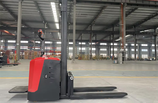 Which electric stacker manufacturer is the best? How to choose the right equipment?